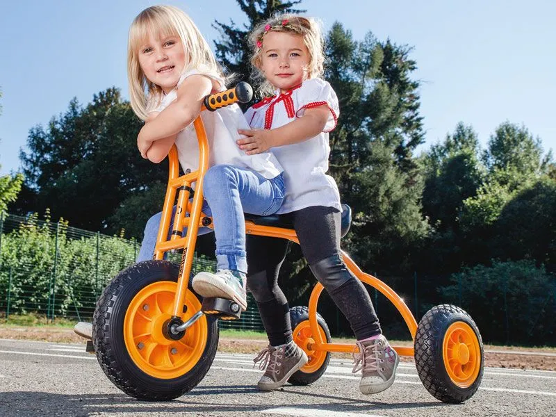 TopTrike Dreirad Rookie mit Kindern auf dem Spielplatz TopTrike Dreirad Rookie mit Kindern auf dem Spielplatz